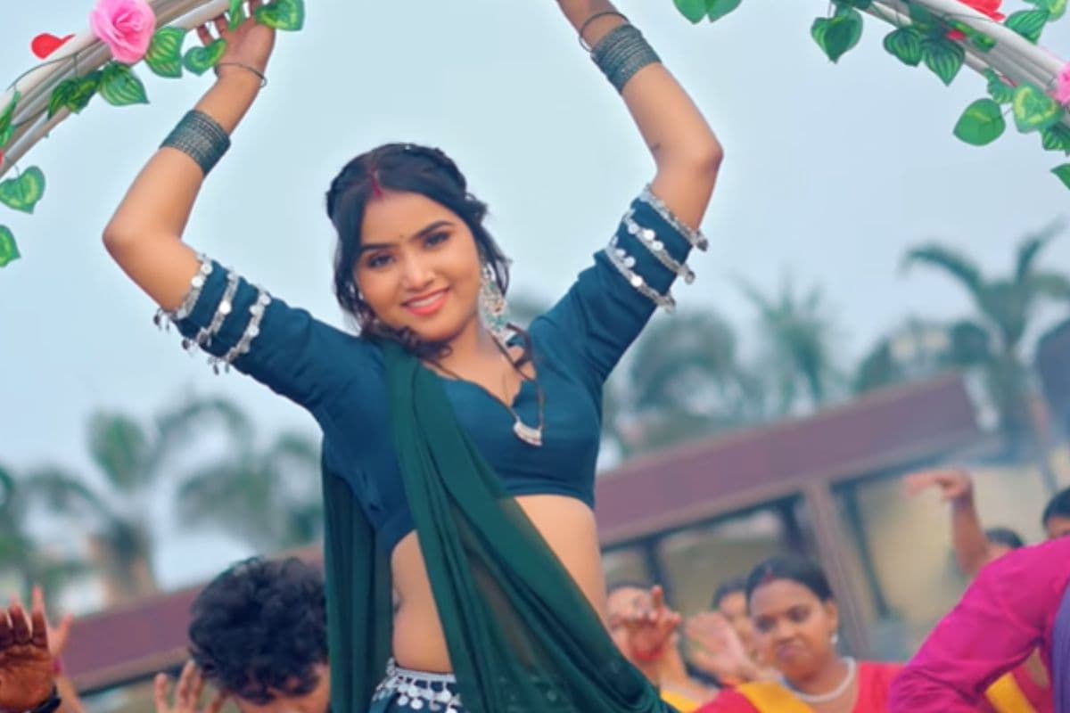 देसी रोमांस और स्टाइलिश लुक के साथ आया ‘काई कलर साड़ियां’, दामिनी यादव का जलवा