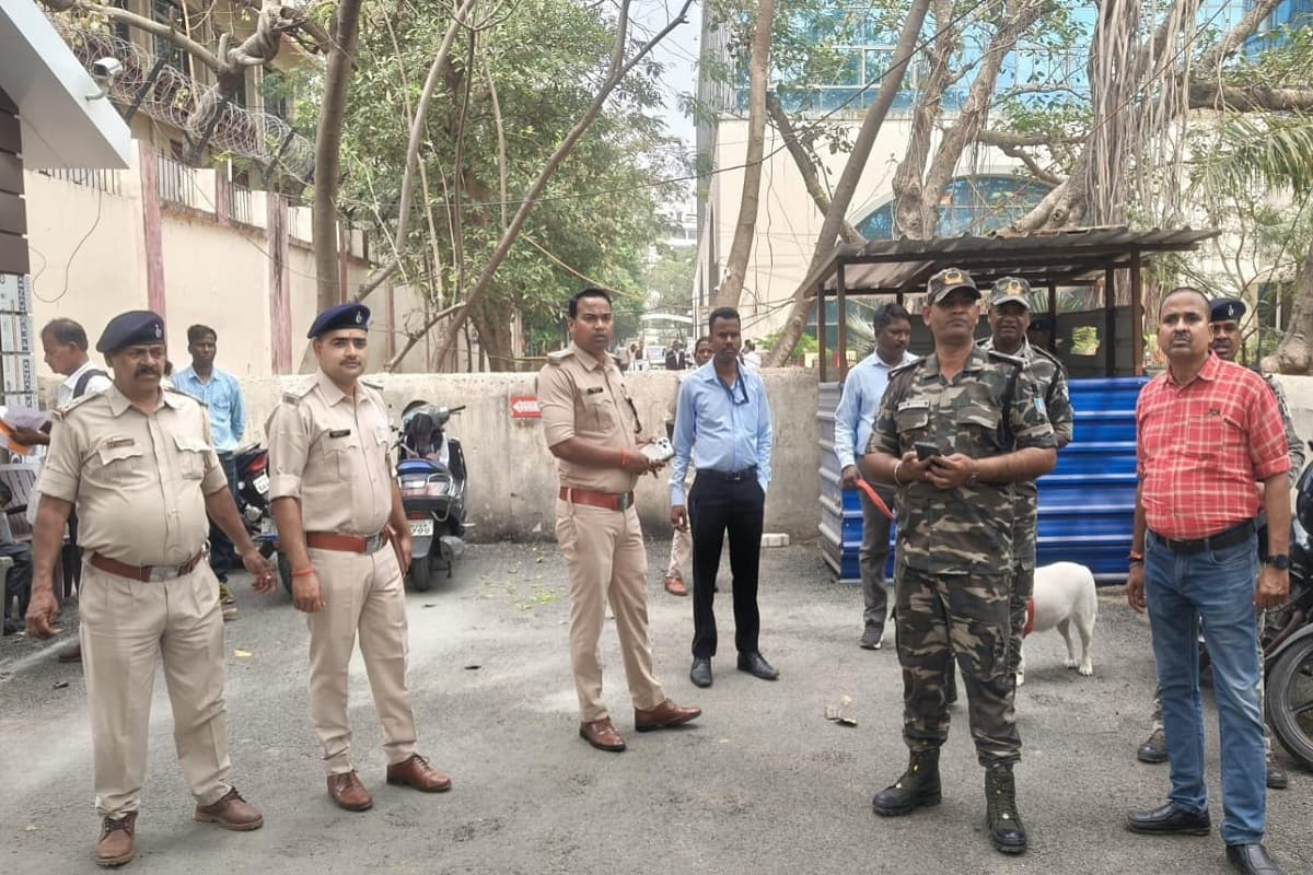 रांची सिविल कोर्ट को फिर मिली बम से उड़ाने की धमकी, कोर्ट कैंपस में पहुंची बीडीडीएस की टीम, देखें वीडियो