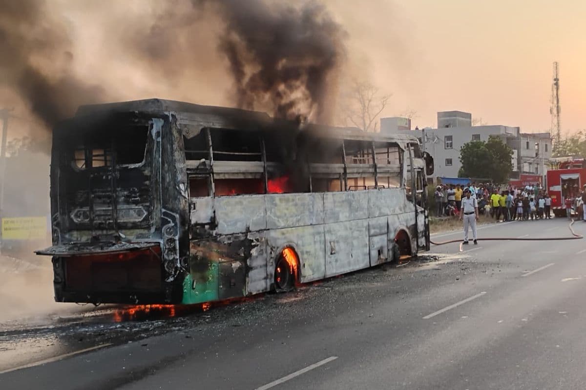 ड्राइवर की सूझबूझ से बची 40 यात्रियों की जान, रांची रिंग रोड पर धू-धू कर जली रायपुर जा रही बस
