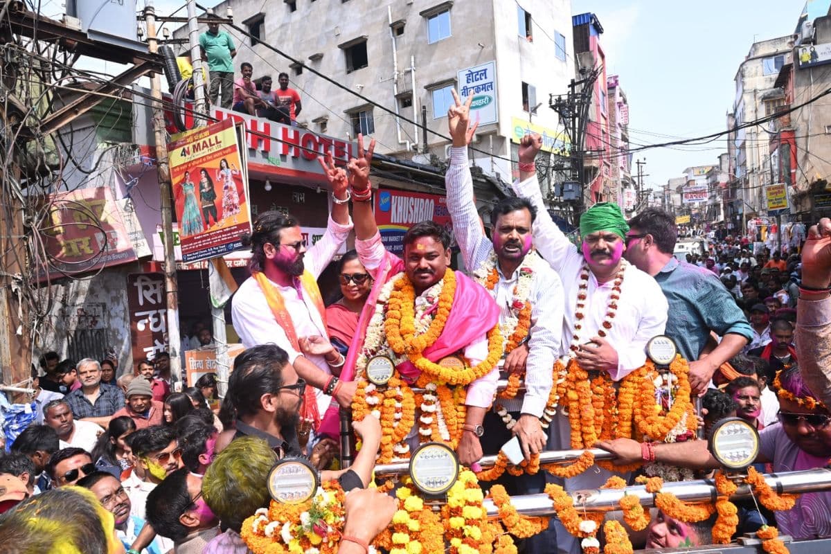 Deoghar: अबीर-गुलाल संग निकली आभार यात्रा, मेयर रवि राउत ने जताया जनता का आभार