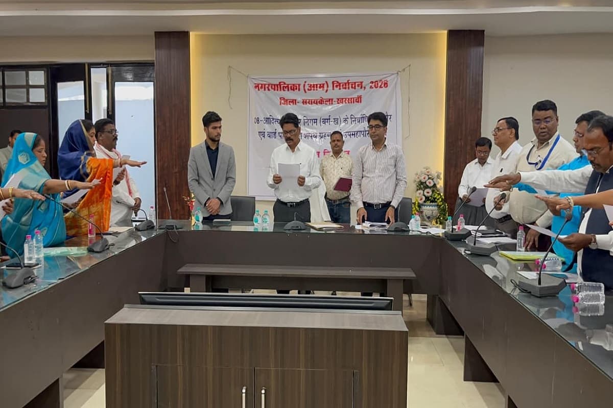 आदित्यपुर के महापौर संजय सरदार ने शपथ ग्रहण किया, कोल्हान उपायुक्त ने दिलाई शपथ