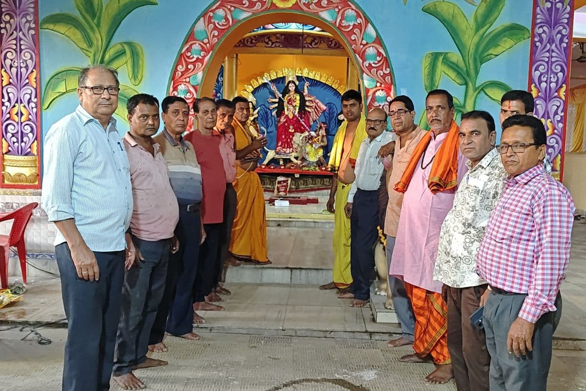 Kharsawan: बासंती मंदिर का खुला पट, देवी के दर्शन को उमड़ी श्रद्धालुओं की भीड़