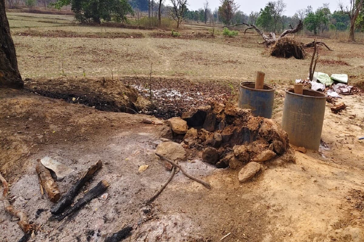 सरायकेला के बुरूगोड़ा में शराब भट्ठी ध्वस्त, 200 किलो जावा नष्ट