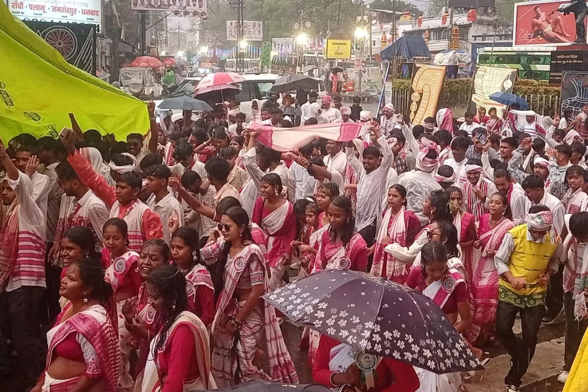 Ranchi: झमाझम बारिश में भी कम नहीं हुआ सरहुल का उत्साह, मांदर की थाप पर नाचते रहे लोग