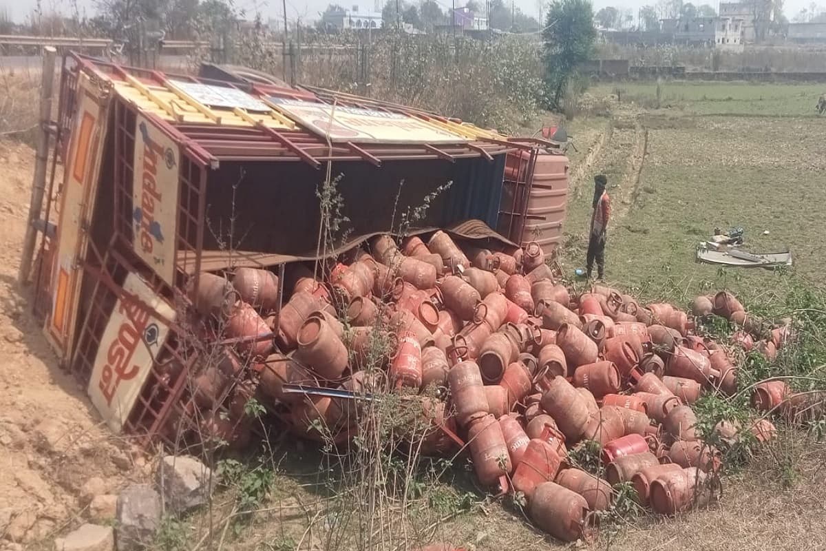 सरायकेला-खरसावां के चांडिल में गैस सिलेंडर से भरा ट्रक पलटा, इलाके में अफरा-तफरी
