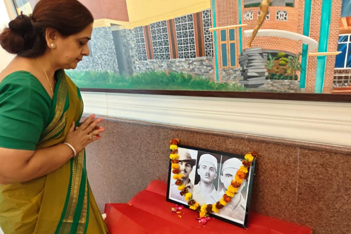 हिंदू कालेज में शहीद दिवस पर प्रो अंजू श्रीवास्तव ने कहा–क्रांतिकारियों को याद करना देशवासियों का कर्तव्य