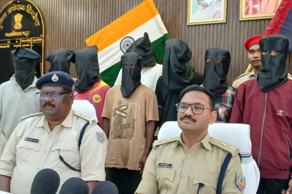सिमडेगा पुलिस की बड़ी कार्रवाई: PLFI के 9 उग्रवादी गिरफ्तार, आगजनी कर मांगी थी लेवी