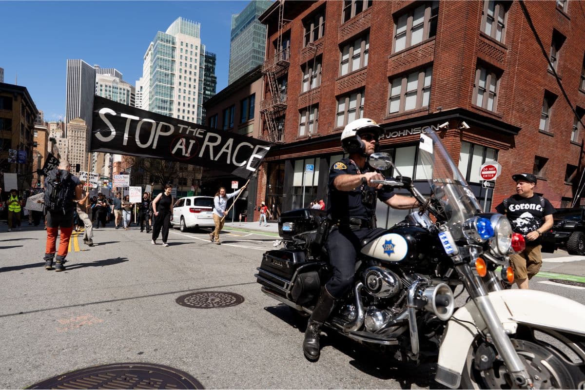 AI की रेस पर ब्रेक लगाने को सैन फ्रांसिस्को में OpenAI और Anthropic के बाहर प्रोटेस्ट