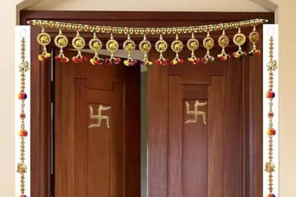 मुख्य द्वार पर स्वस्तिक का चिन्ह क्यों जरूरी है? जानें वास्तु एक्सपर्ट की राय