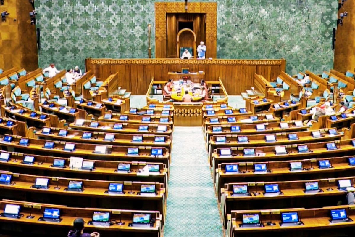 बंगाल में इलेक्शन कमीशन का एक्शन, तृणमूल कांग्रेस का सड़क से संसद तक प्रदर्शन