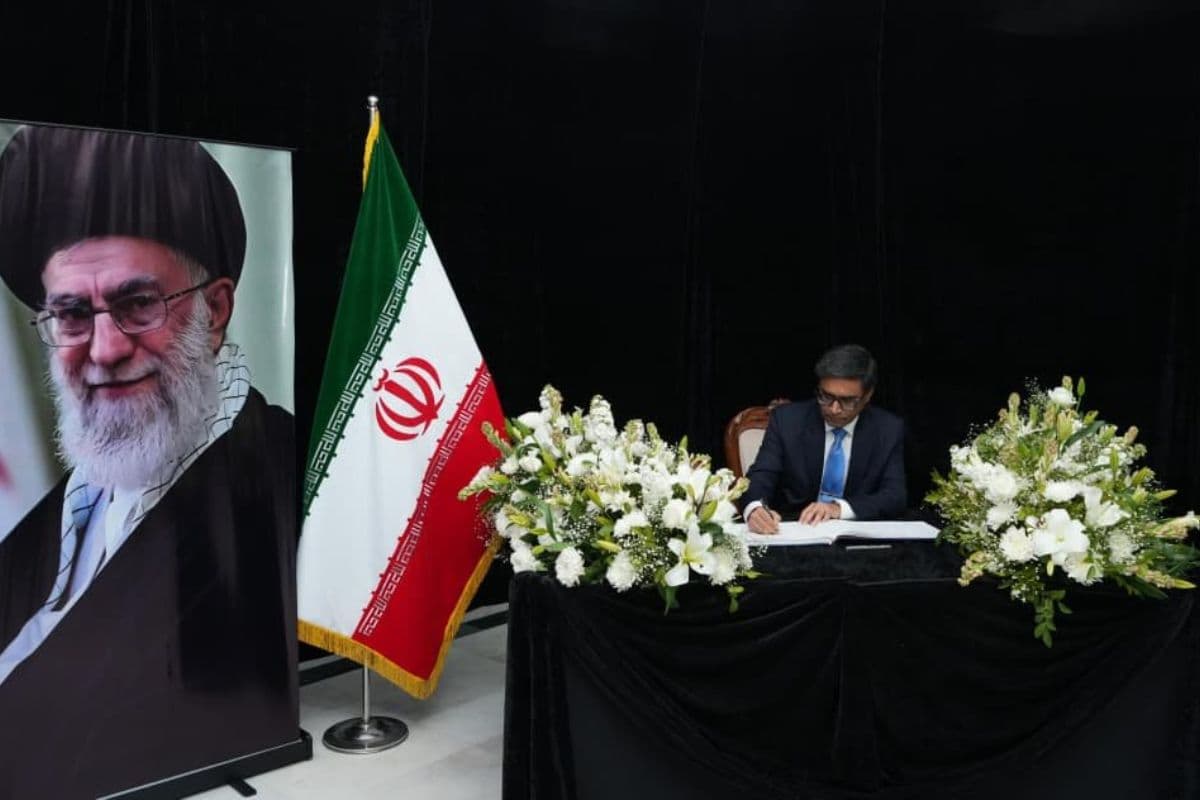 भारत ने खामेनेई की मौत पर जताया शोक, विक्रम मिस्री ने कंडोलेंस बुक पर किया साइन