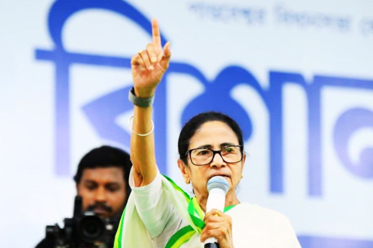 बंगाल चुनाव 2026: ममता बनर्जी ने किया धर्मयुद्ध का शंखनाद, BJP को कहा ‘कौरव’, TMC को ‘पांडव’