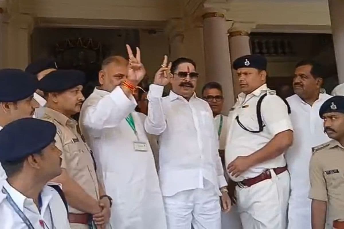 बेऊर जेल से वोट देने पहुंचे अनंत सिंह, विधानसभा में दिखाया विक्ट्री का साइन