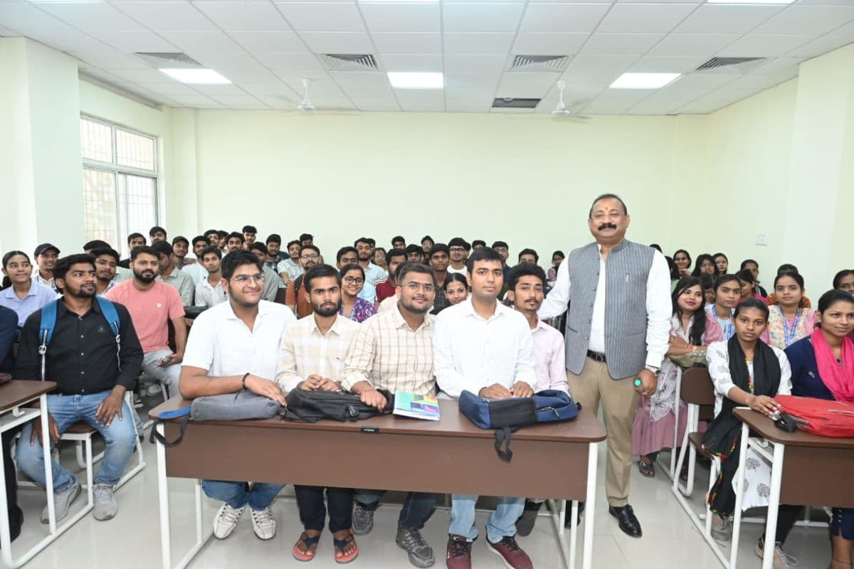 बॉडीगार्ड्स के साथ क्लास लेने पहुंचे मंत्री अशोक चौधरी, बोले- नर्वस हूं, पढ़ाने से पहले खुद पढ़ा सिलेबस