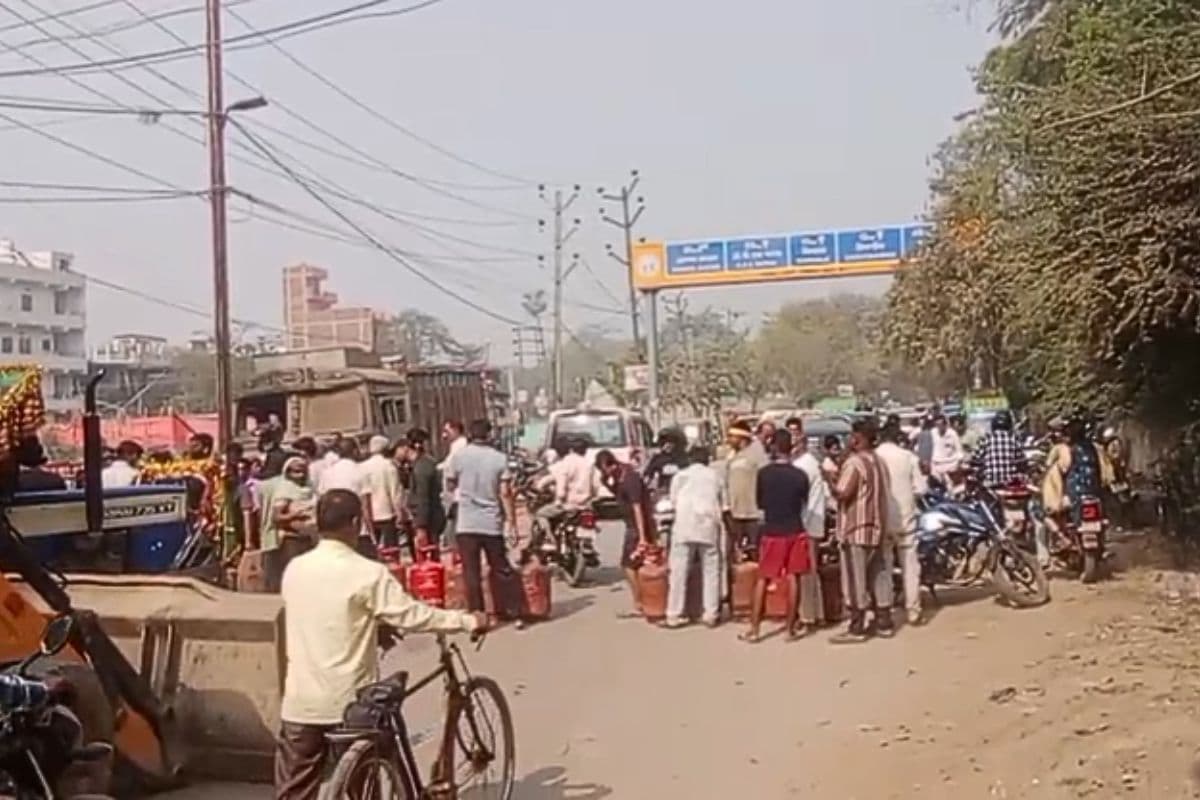 बिहार में एलपीजी सिलेंडर नहीं मिलने पर फूटा लोगों का गुस्सा, बीच रोड पर किया प्रदर्शन