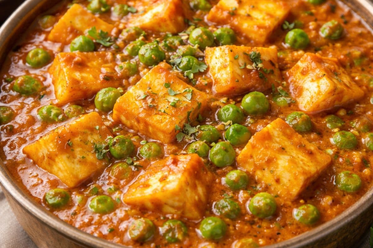 घर पर बनाएं लाजवाब ढाबा स्टाइल मटर पनीर आसान तरीके से