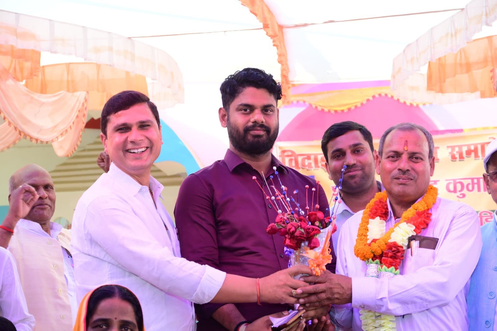 सेवानिवृत शारीरिक शिक्षक को दी गयी विदाई