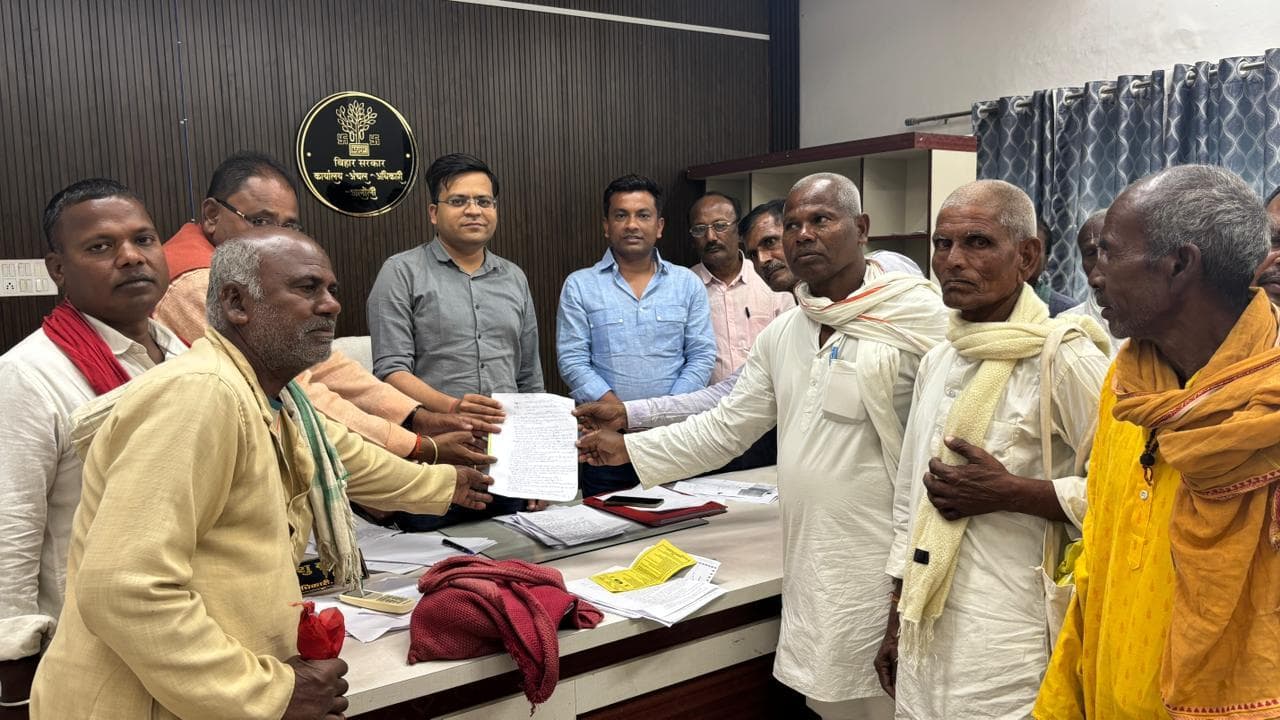 भाकपा अंचल परिषद ने अलौली अंचल में किया प्रदर्शन, सीओ को सौंपा ज्ञापन