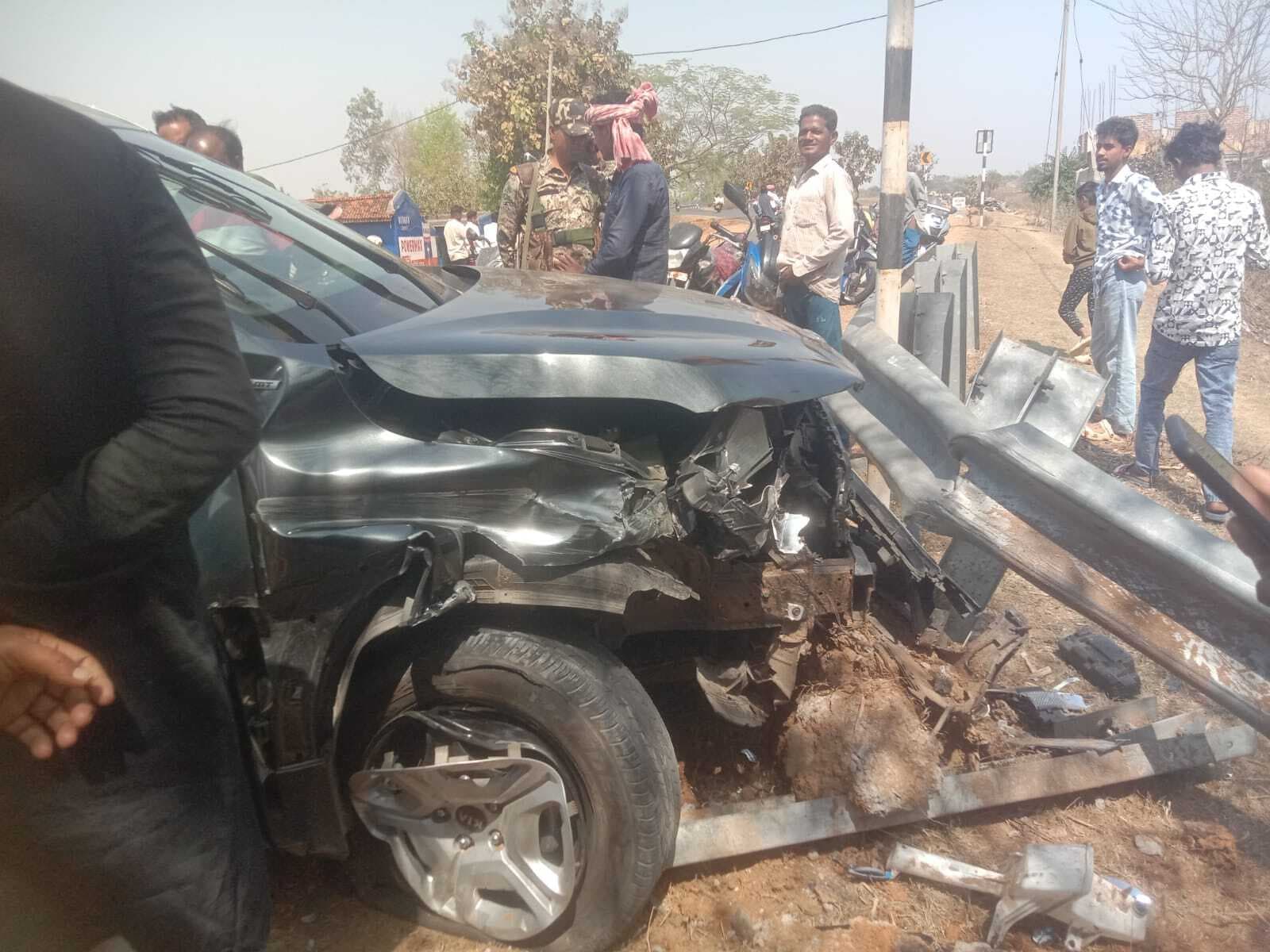 डिवाइडर से टकरायी कार, बाल-बाल बचा चालक