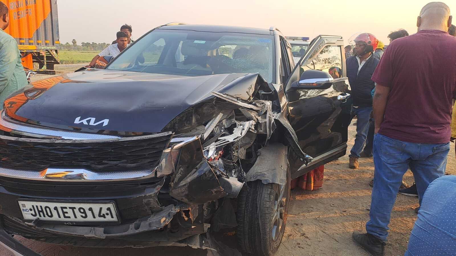 रांची से मुजफ्फरपुर जा रही बेकाबू कार ने पहले बाइक को रौंदा, फिर ट्रक में जा घुसी