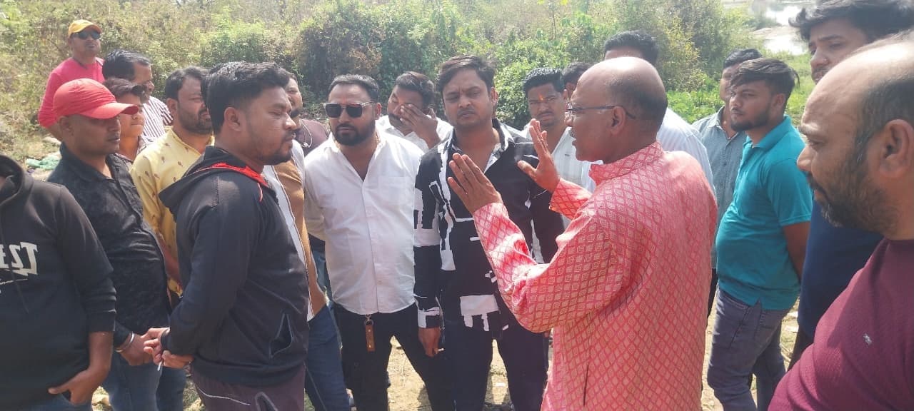 Seraikela Kharsawan News : शहर में बंद जलापूर्ति पर पीएचइडी कर्मियों को फटकार, 12 घंटे में मोटर बदलने का अल्टीमेटम