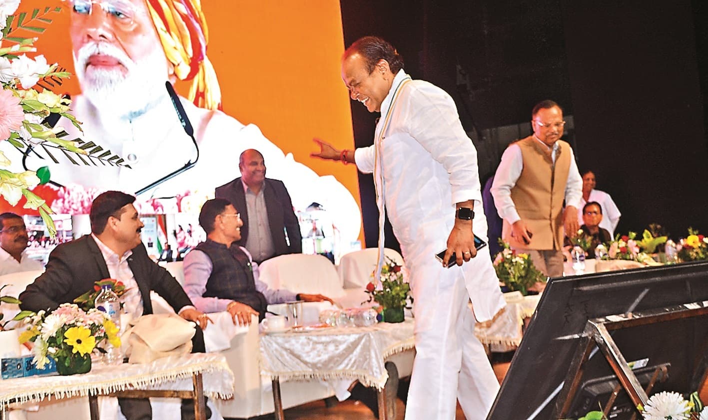 स्क्रीन पर संजय सेठ ने पीएम का भाषण चलाया, इसमें कांग्रेस का जिक्र होने पर इरफान उठ कर चले गये