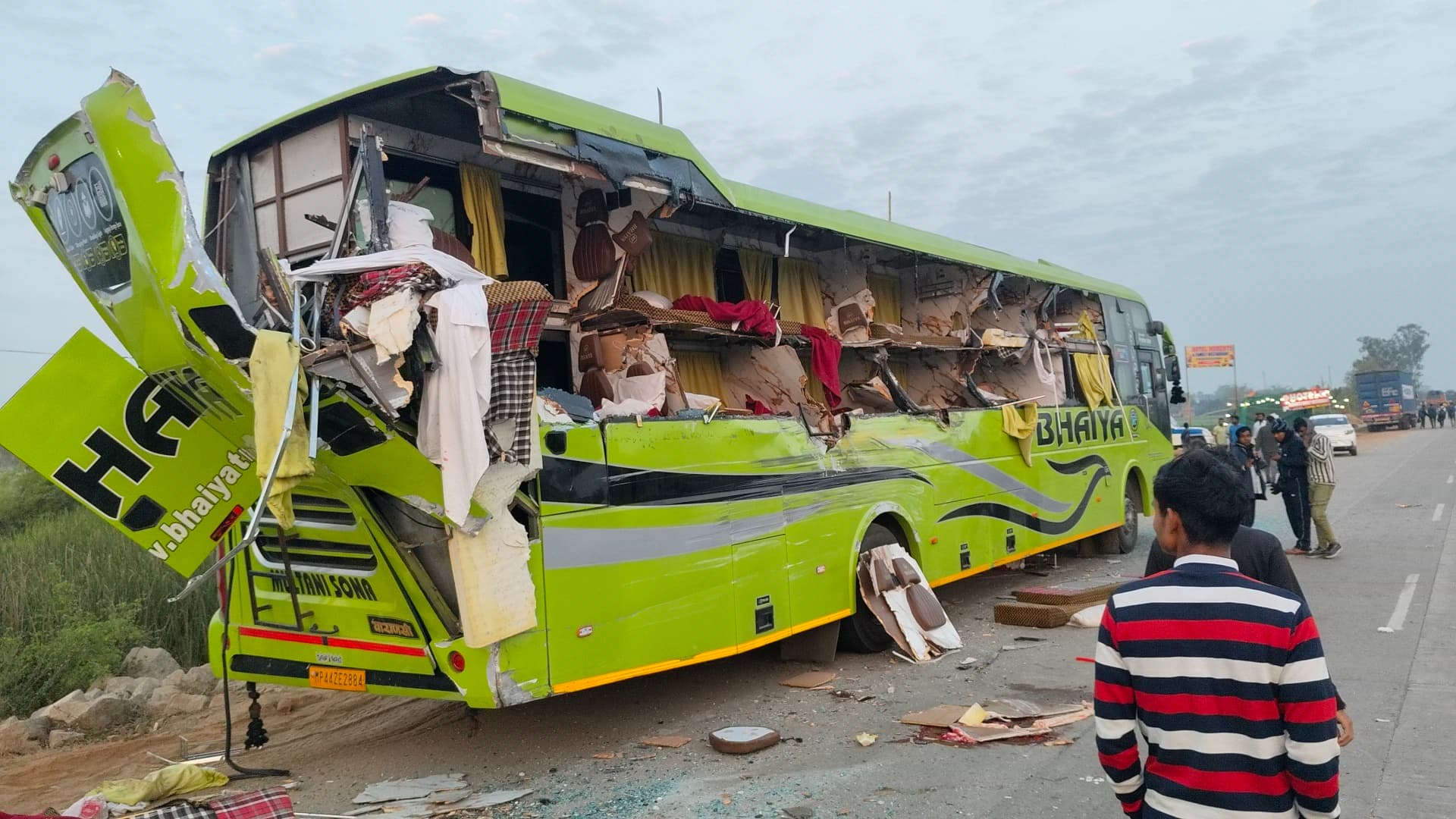 कुदरा में ट्रक व बस में भीषण टक्कर, तीन की मौत, चार घायल