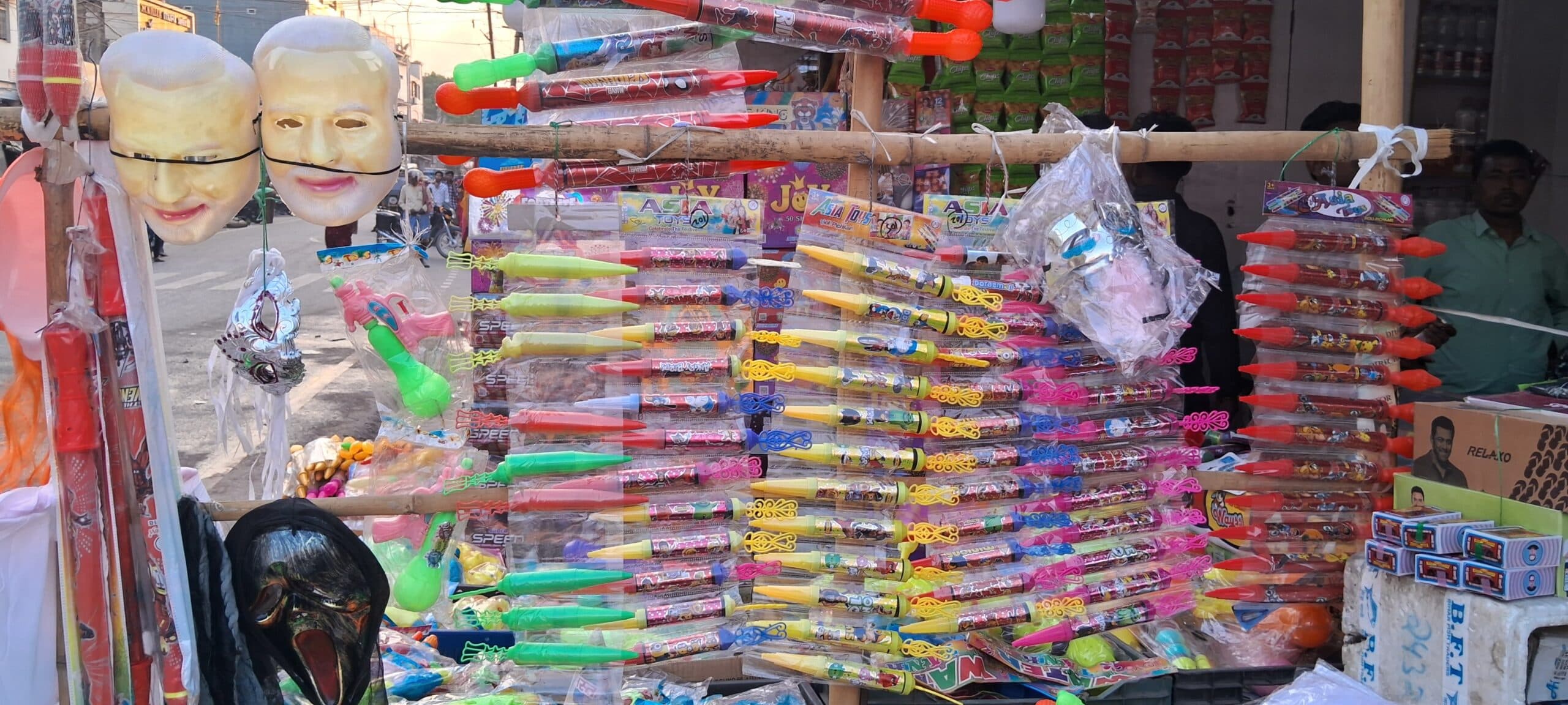 होली से पहले बाजार में रौनक, हर्बल अबीर की बढ़ी मांग