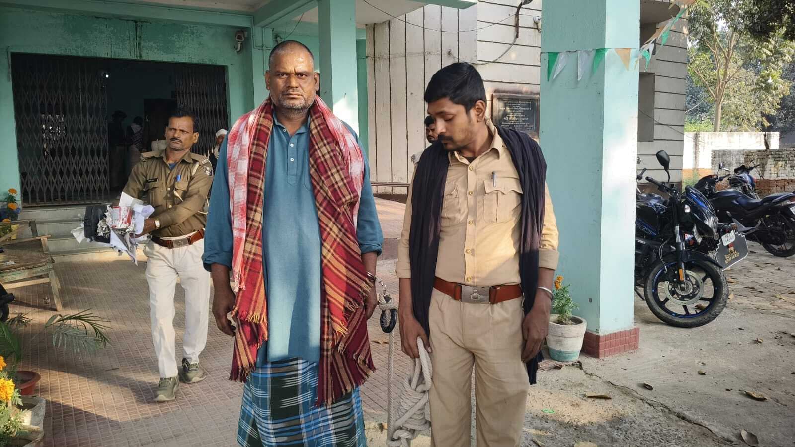 बंधक युवकों को छुड़ाने गयी डायल 112 की टीम पर ग्रामीणों का हमला, पूर्व वार्ड सदस्य गिरफ्तार