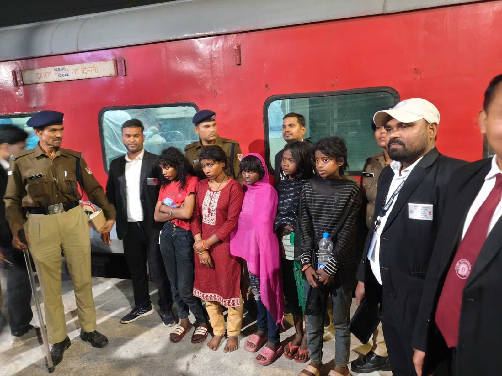 महादलित टोले से गायब पांच बच्ची उत्तर प्रदेश के लखनऊ के ऐशबाग स्टेशन से बरामद