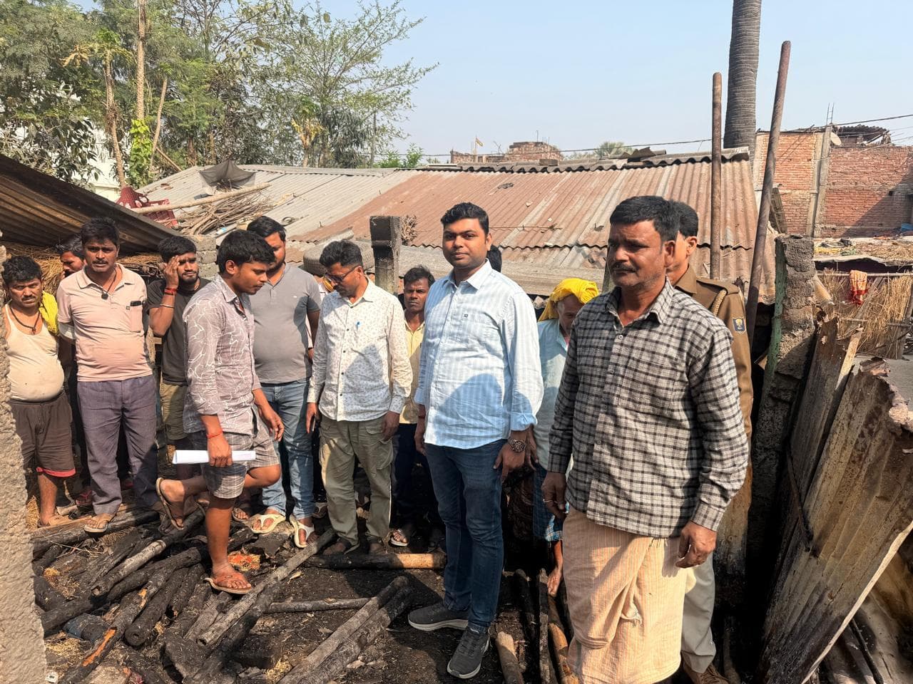 बलवाहाट में आधी रात लगी भीषण आग, चार घरों में लाखों की संपत्ति जलकर राख