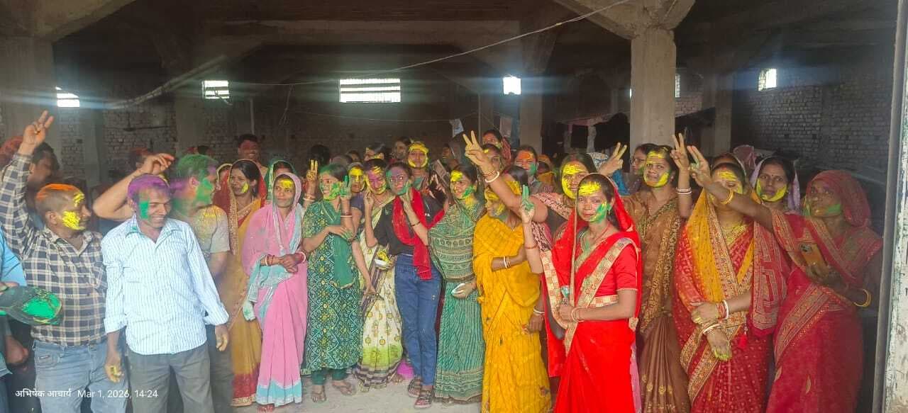 जीविका दीदियों के होली मिलन समारोह में जमकर उड़े गुलाल