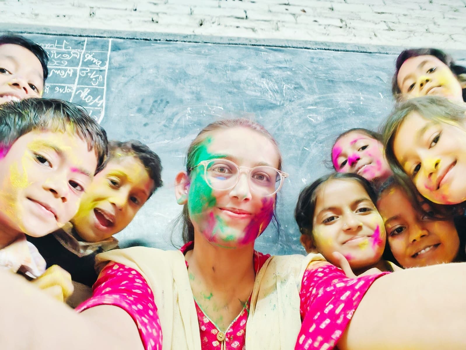 गुरूकुर इंटरनेशनल स्कूल में बच्चों ने एक दूसरे को लगाया अबीर गुलाल