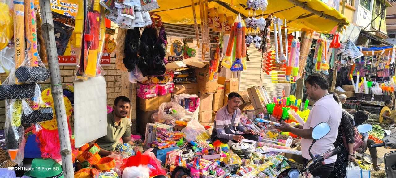 होली को लेकर बाजार में बढ़ी चहल-पहल, रंग व पिचकारी की सजी दुकानें