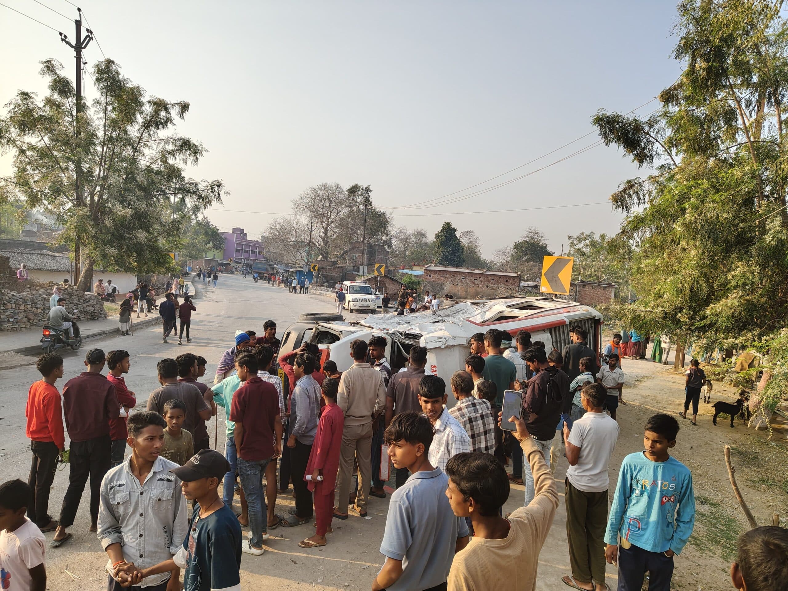 हाइवा की टक्कर से पलटी बस, महिला की मौत, छह से अधिक यात्री घायल