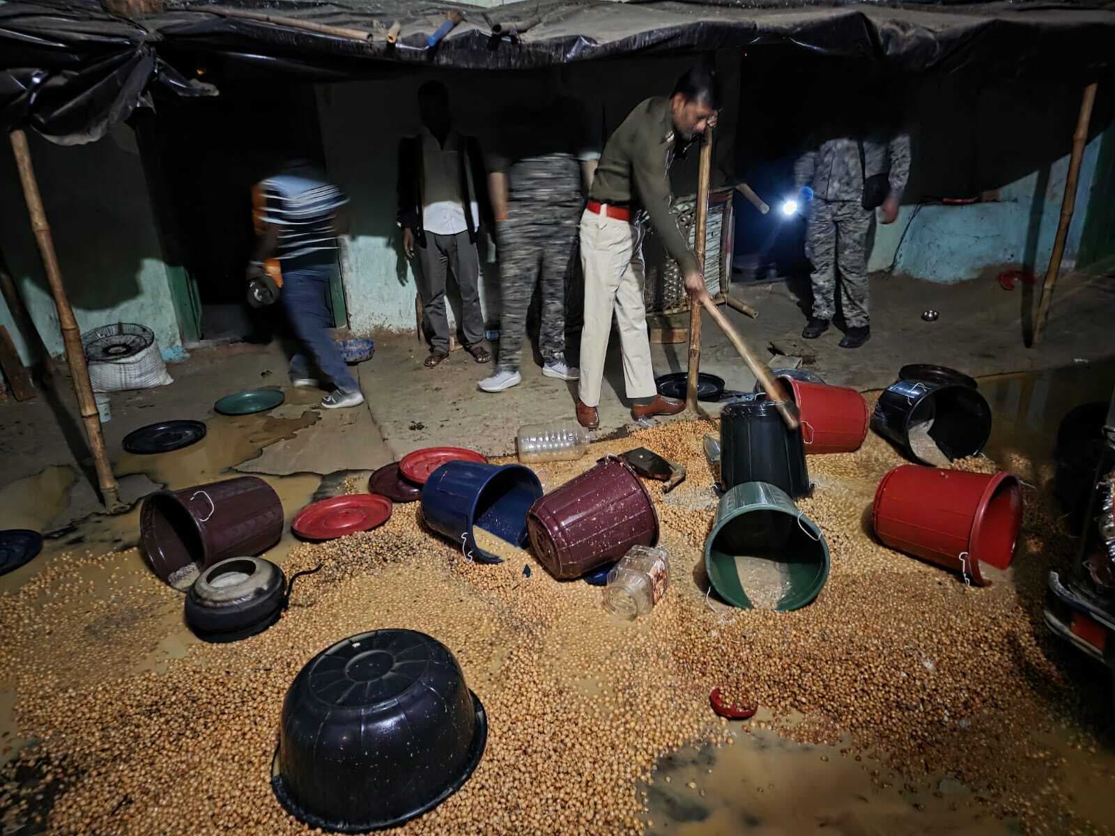 पुलिस ने अवैध जावा महुवा जब्त कर किया नष्ट