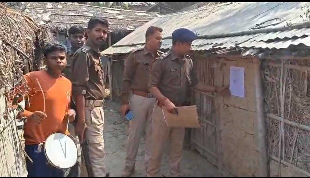 ढोल नगाड़े बजाकर फरारी अभियुक्त के घर चिपकाया इश्तिहार