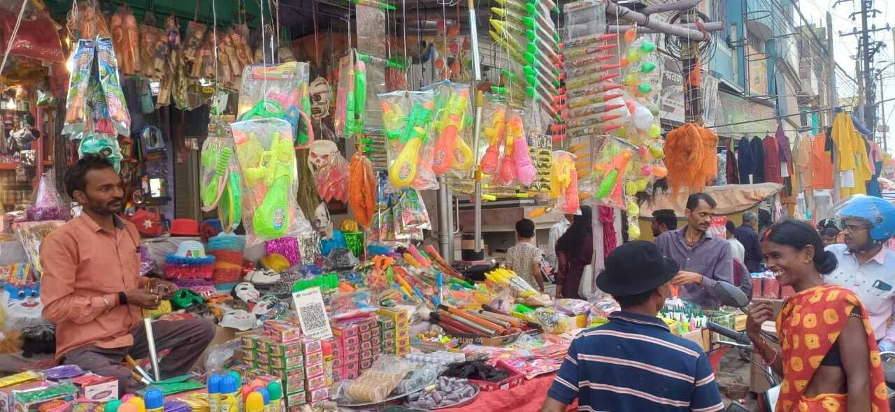 होली के रंग में रंगा बाजार, 10 करोड़ के कारोबार का अनुमान