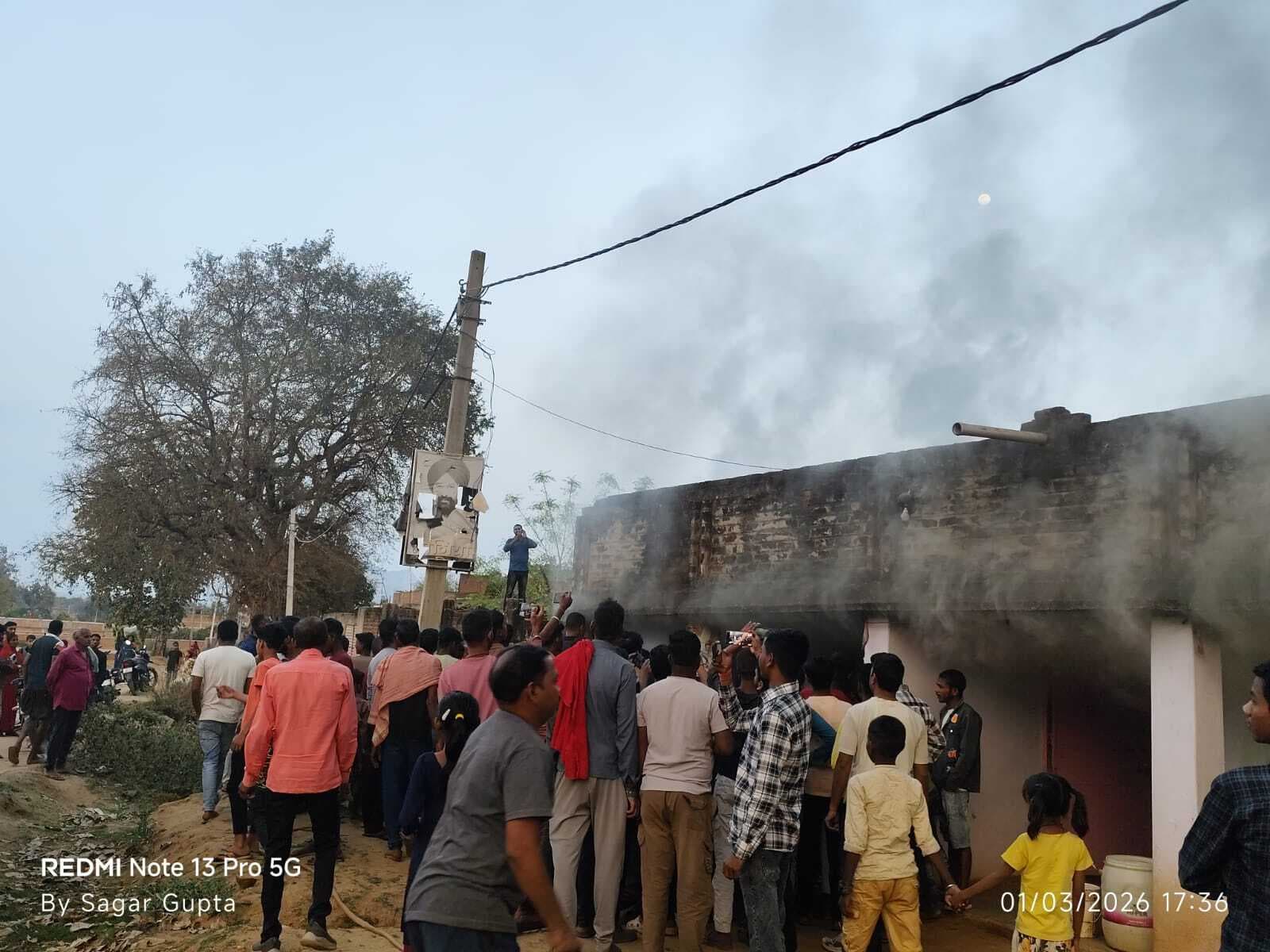 Giridih News :घर में आग लगने से हजारों का नुकसान