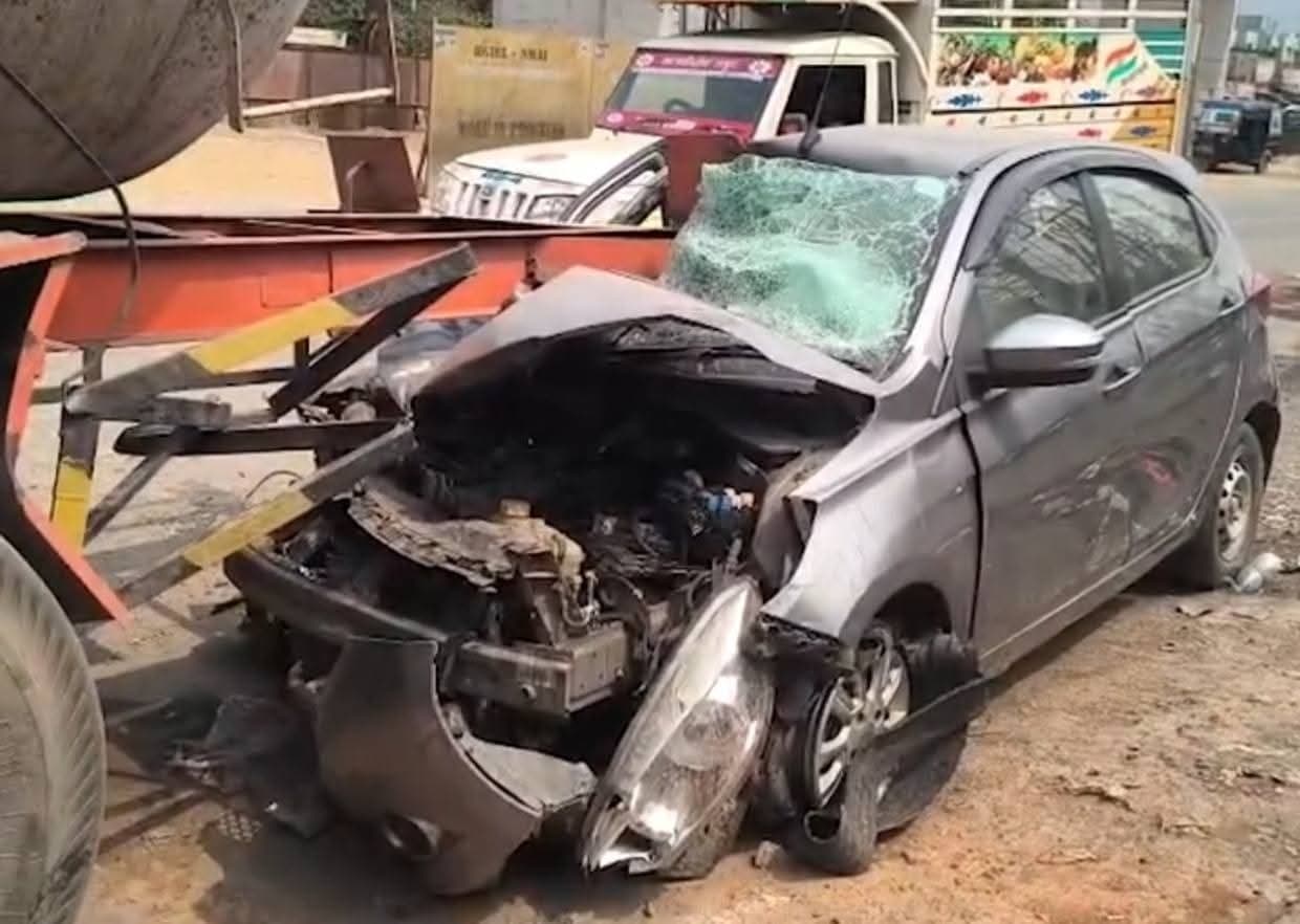 Jamshedpur News : उलीडीह : टैंकर के पीछे टकरायी कार, फंसकर दो किमी तक घसीटती रही
