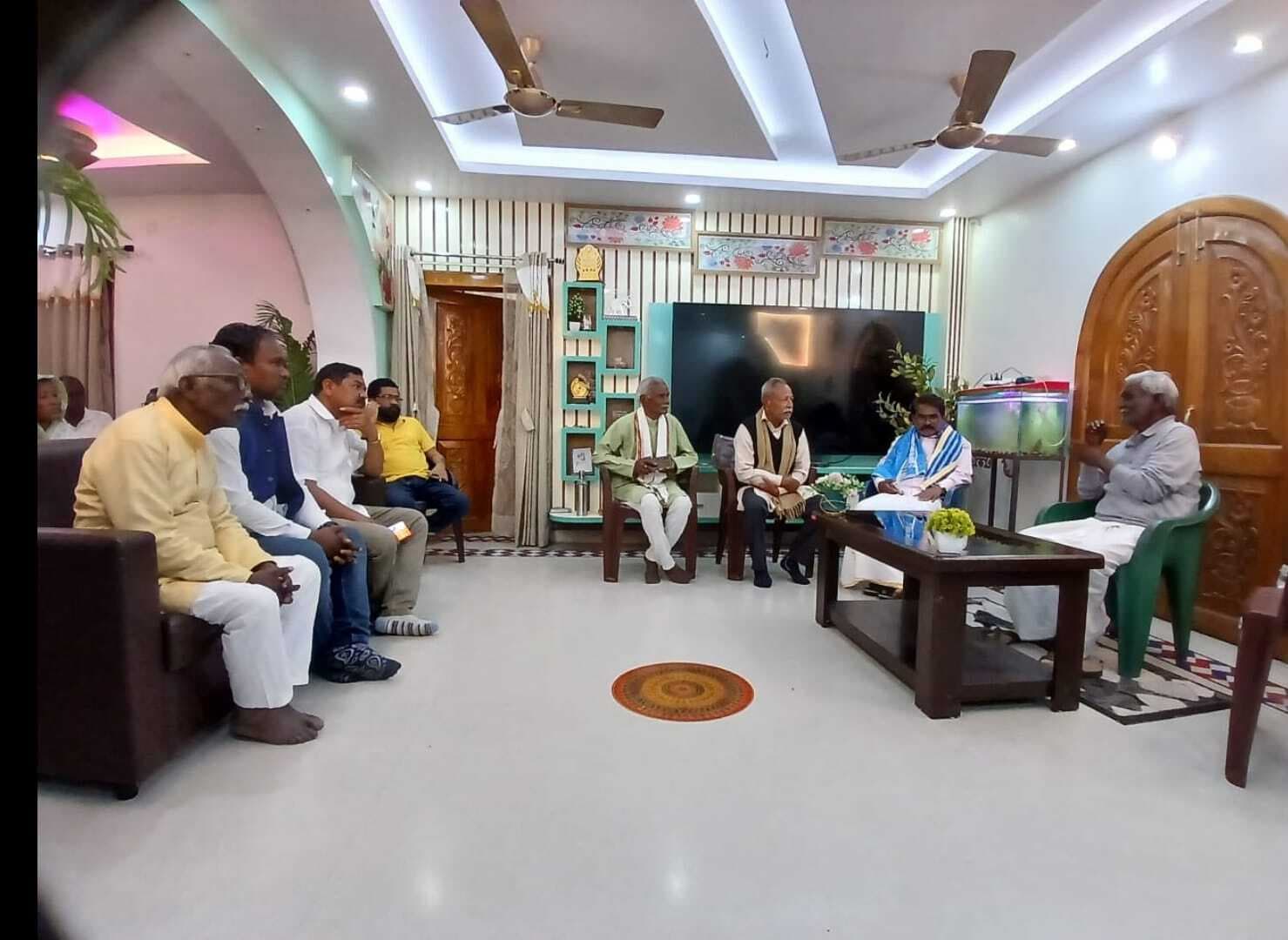 Jamshedpur News : पूर्व सीएम चंपाई सोरेन से मिले देश परगना बैजू मुर्मू, ढांढस बंधाया