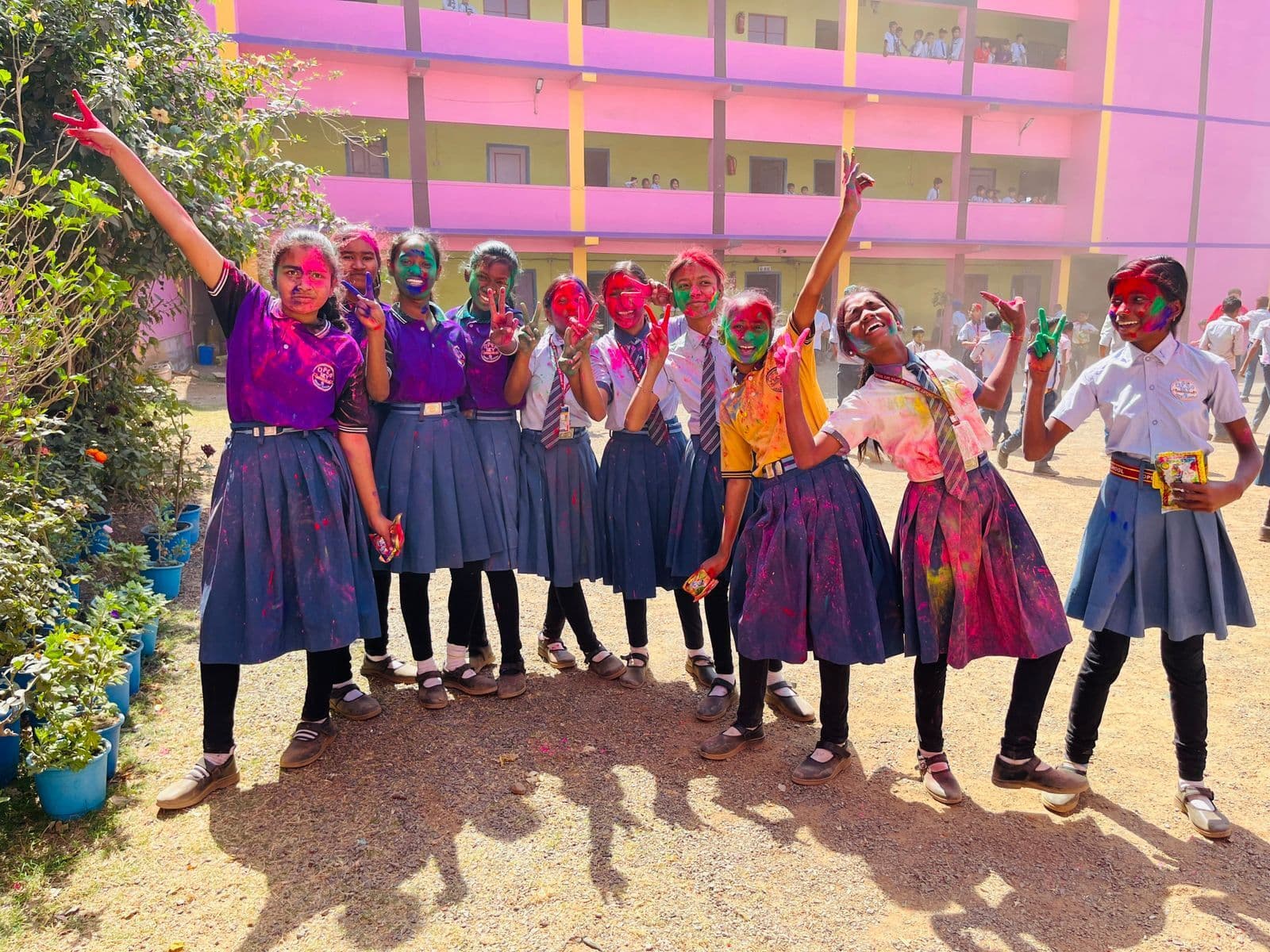 ओपेन स्काई स्मार्ट स्कूल के बच्चों ने एक दूसरे साथ खेली होली