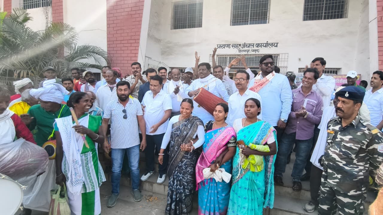 विधायक ने 25 लाभुकों के बीच वाद्य यंत्रों का किया वितरण