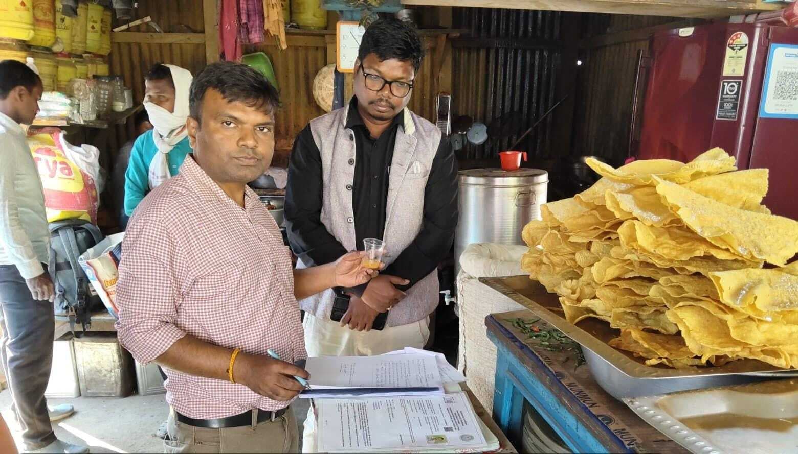 एफएसओ ने मिठाइयों के रंग व गुणवत्ता की जांच की