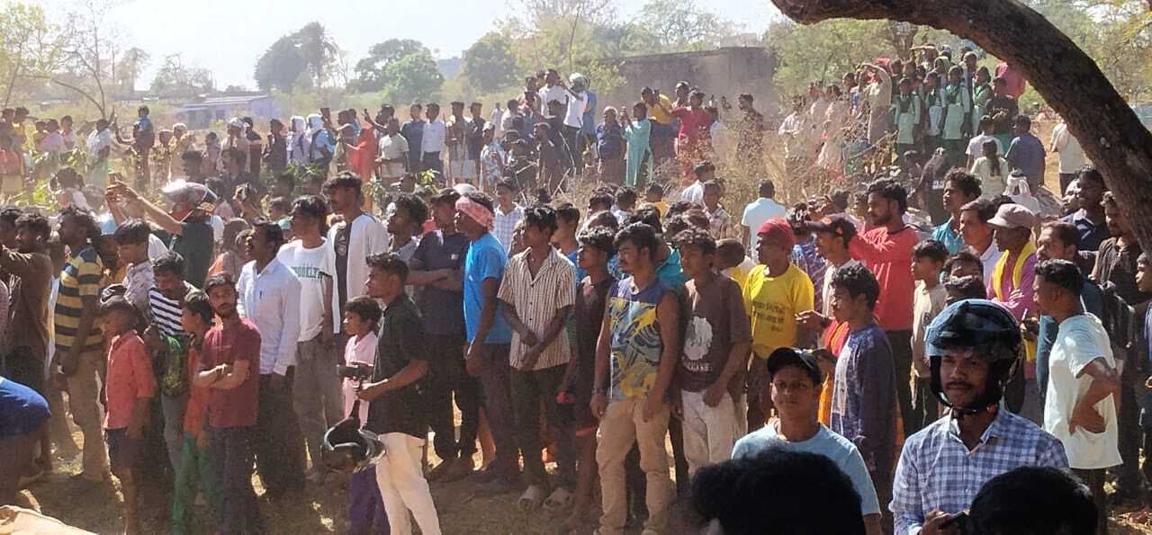 शहर में घुसा जंगली हाथी कुआं में गिरा, रेस्क्यू किया गया