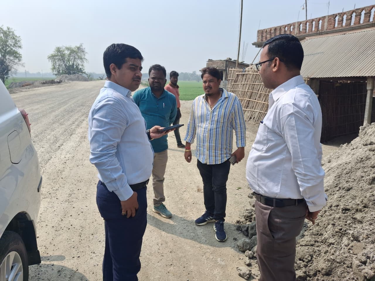 एनएच 327 एडी निर्माण का डीएम ने किया निरीक्षण