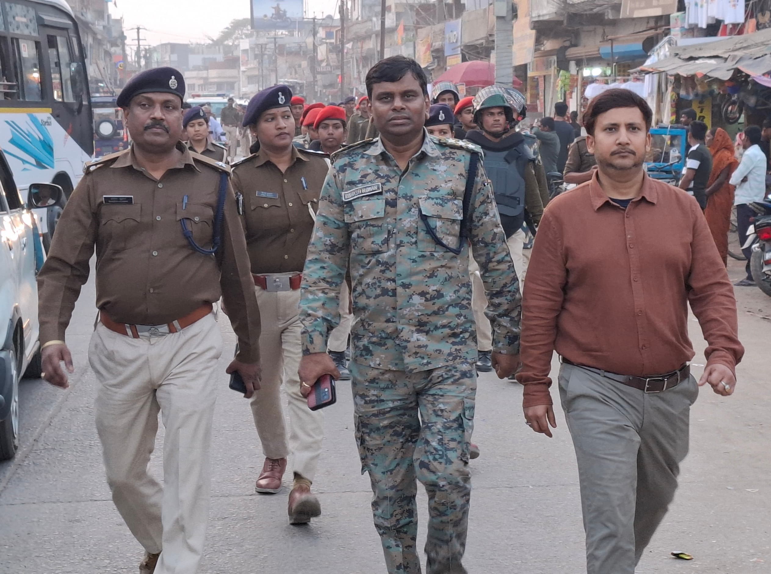 होली पर्व को लेकर अनुमंडल प्रशासन ने निकाला फ्लैग मार्च, शांति व्यवस्था बनाने का दिया संदेश