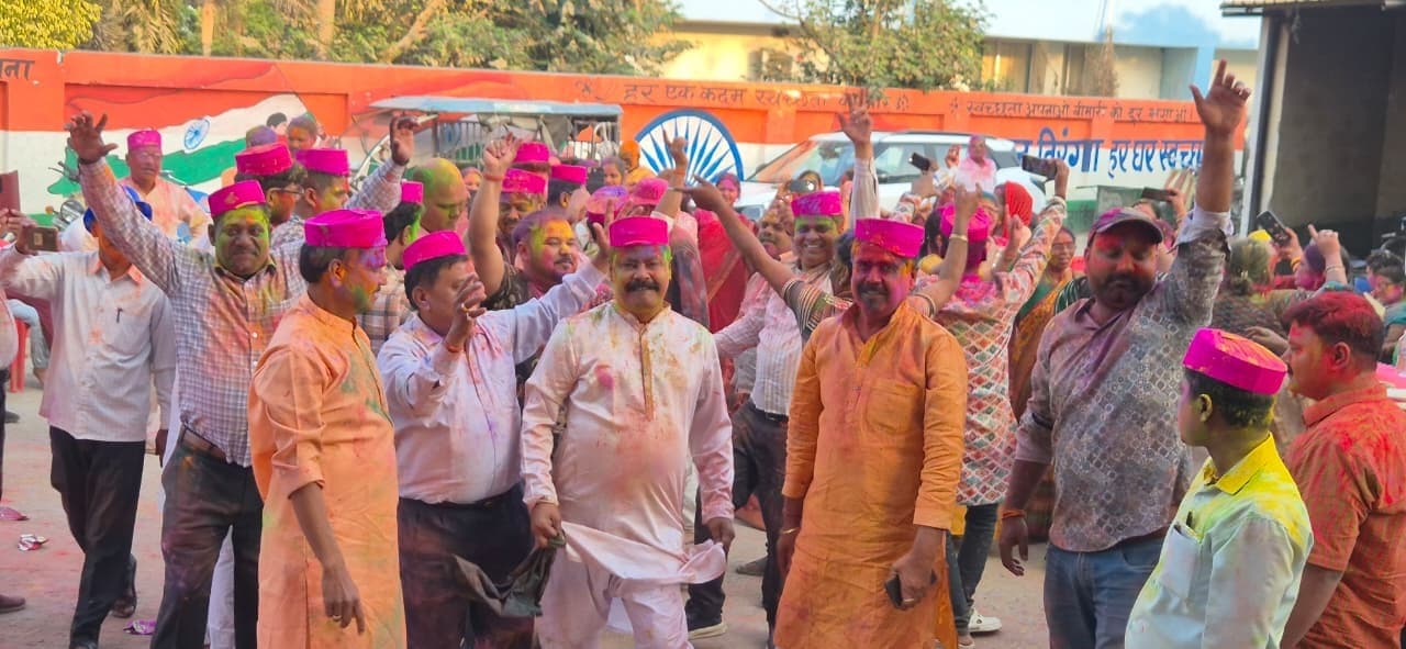 नगर परिषद परिसर में होली मिलन समारोह: गुलाल, गीत व सौहार्द में रंगा नगर प्रशासन