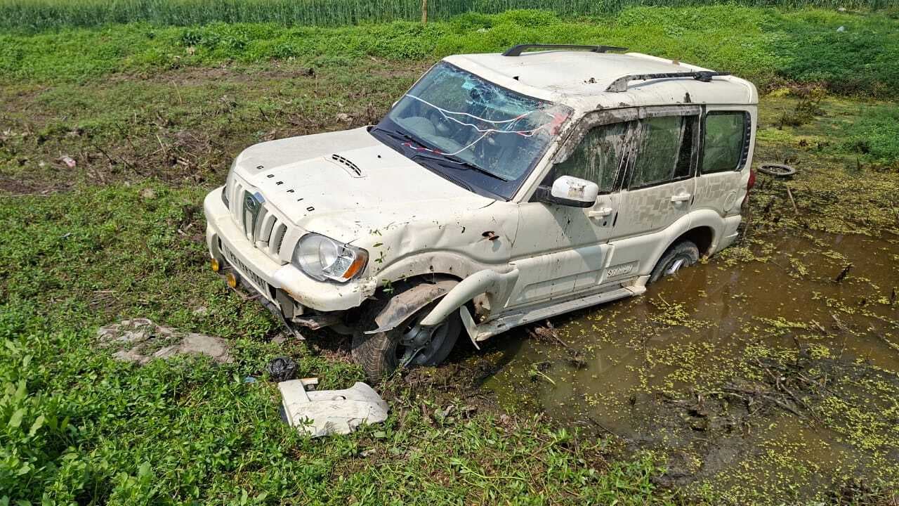 अनियंत्रित स्कॉर्पियो 10 फीट गड्ढे में गिरी, चालक घायल