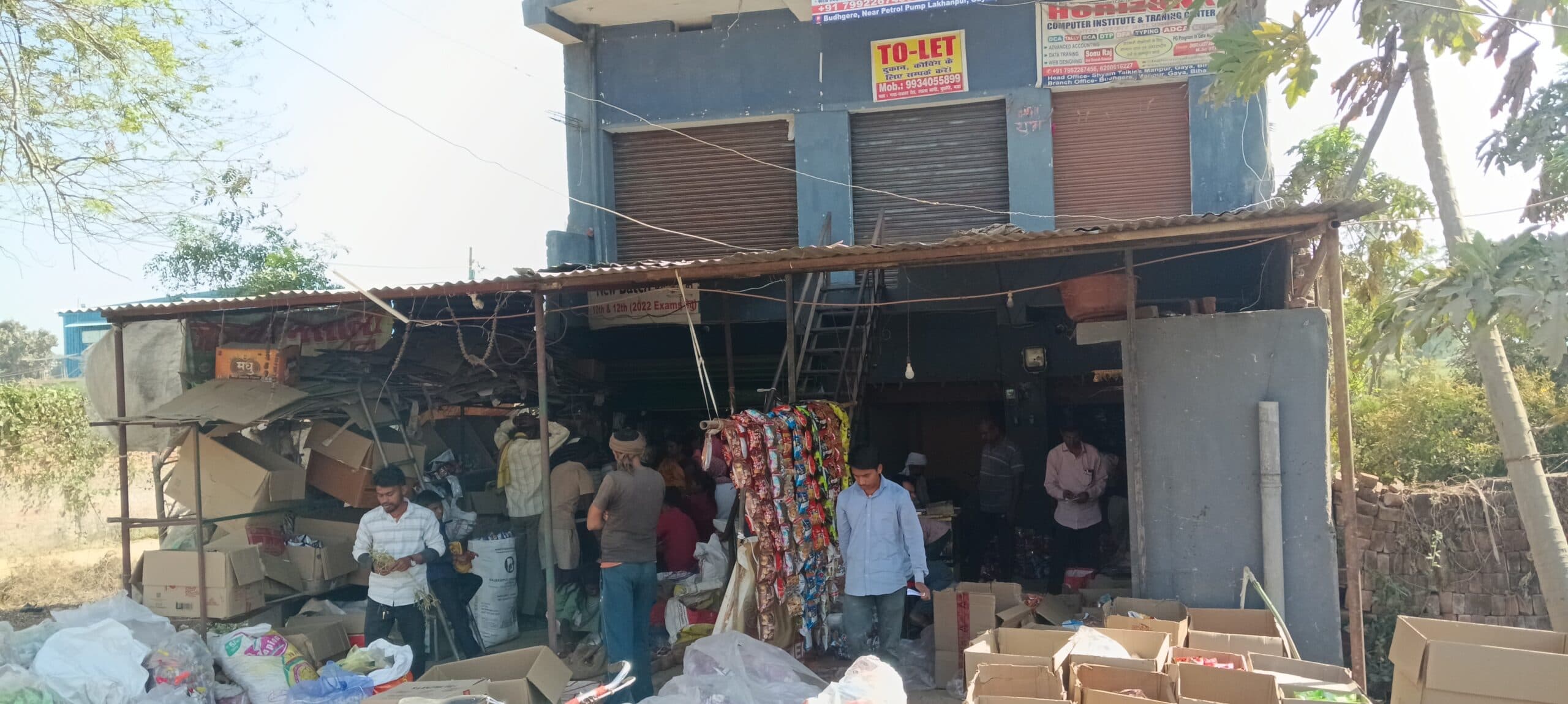 लखनपुर में एक ही रात दो दुकानों में चोरी